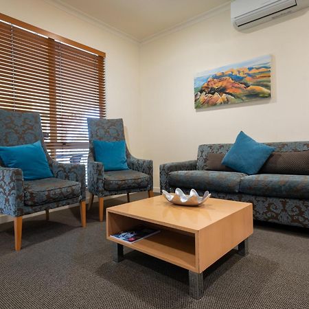 Regal Palms Resort Rotorua Dış mekan fotoğraf A living room in a typical apartment