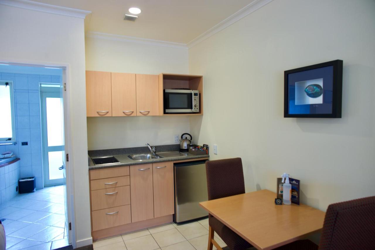 Regal Palms Resort Rotorua Dış mekan fotoğraf A kitchenette in a hotel room