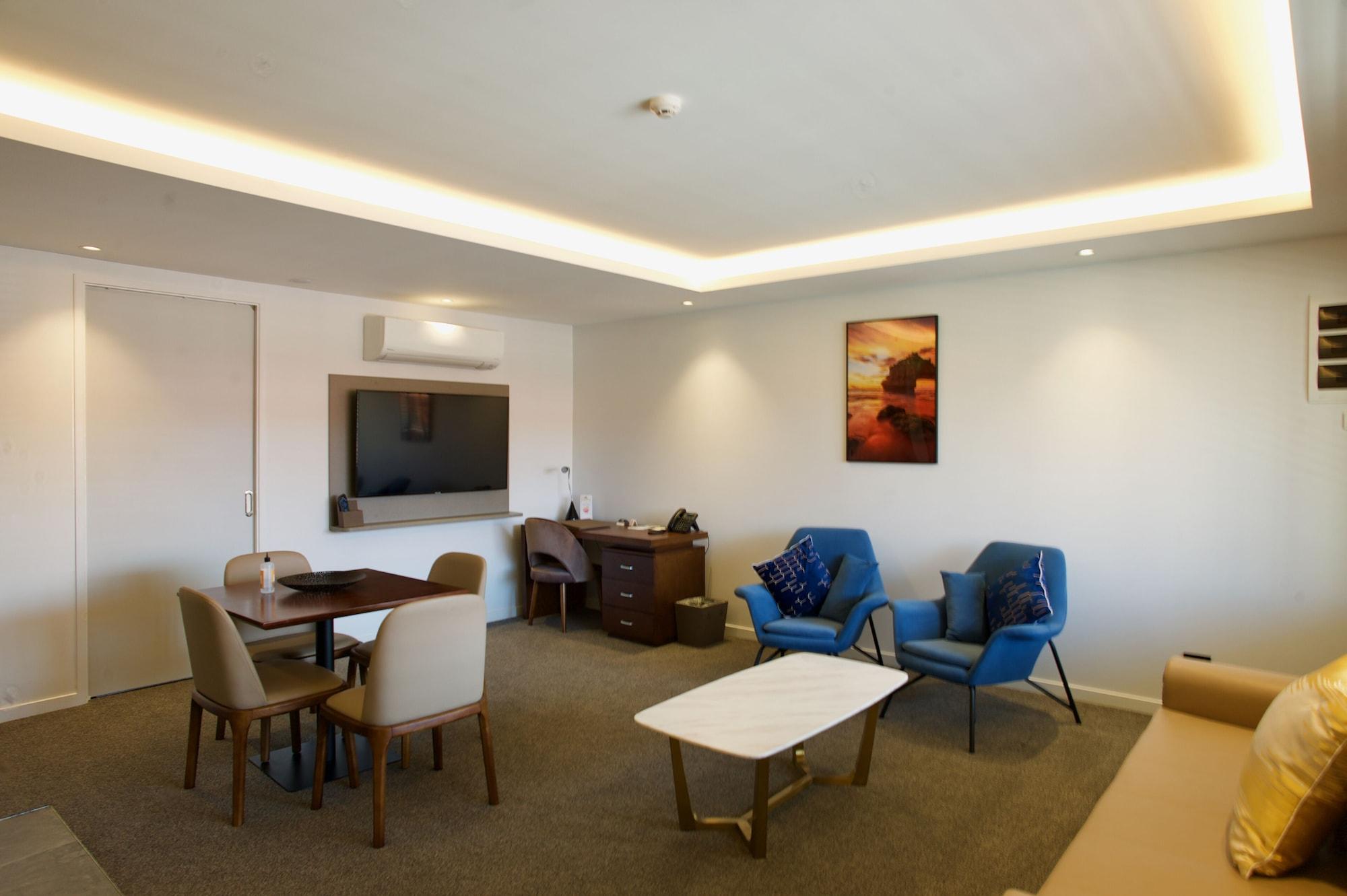 Regal Palms Resort Rotorua Dış mekan fotoğraf A living room in a typical apartment at the hotel