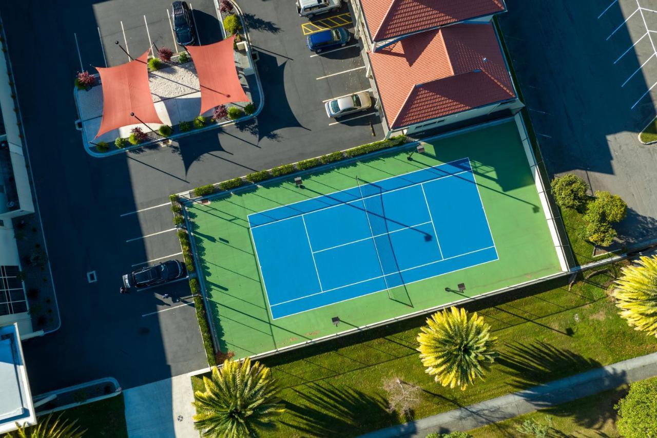 Regal Palms Resort Rotorua Dış mekan fotoğraf Tennis court at the complex