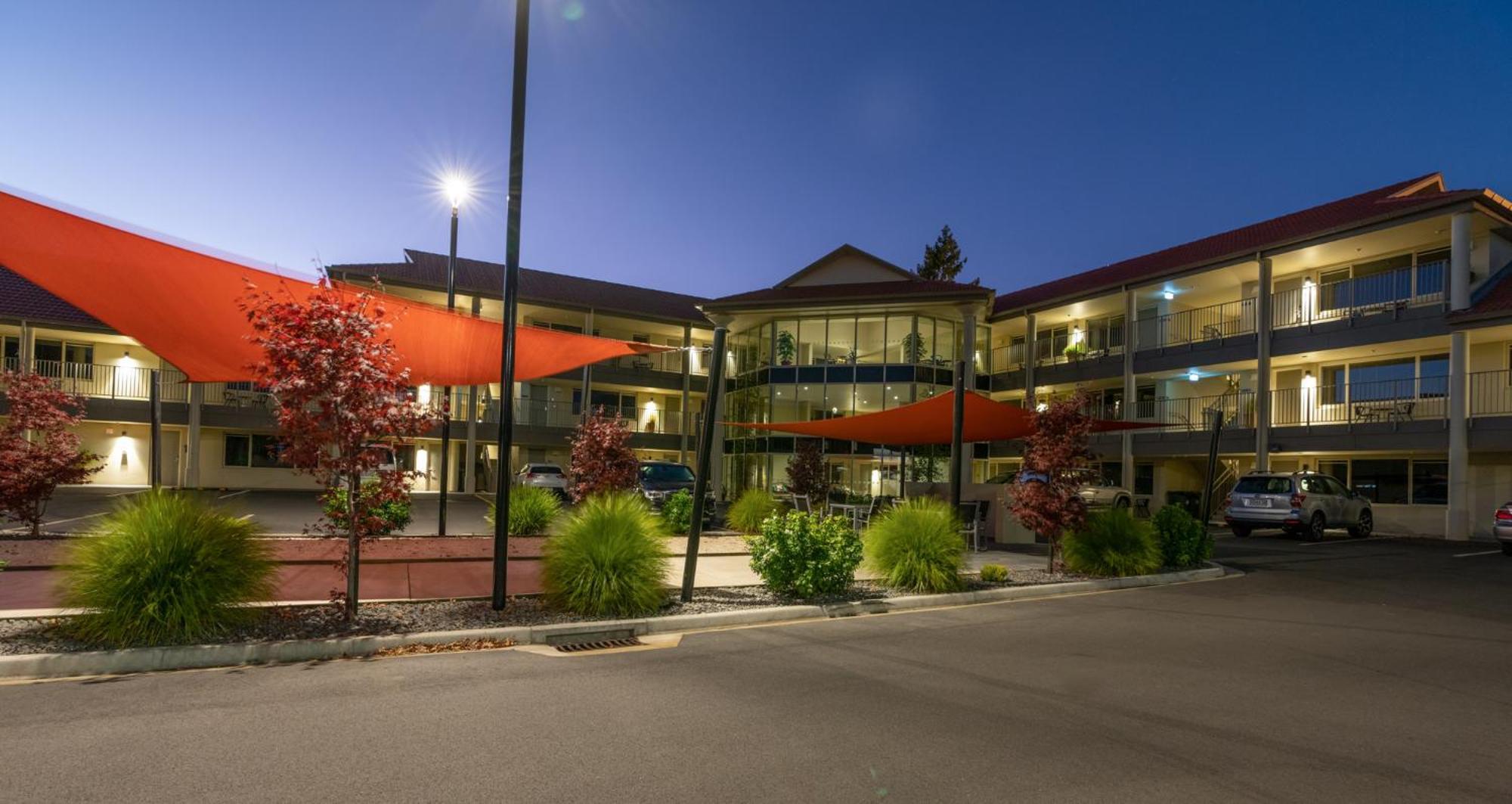 Regal Palms Resort Rotorua Dış mekan fotoğraf The Village at Night