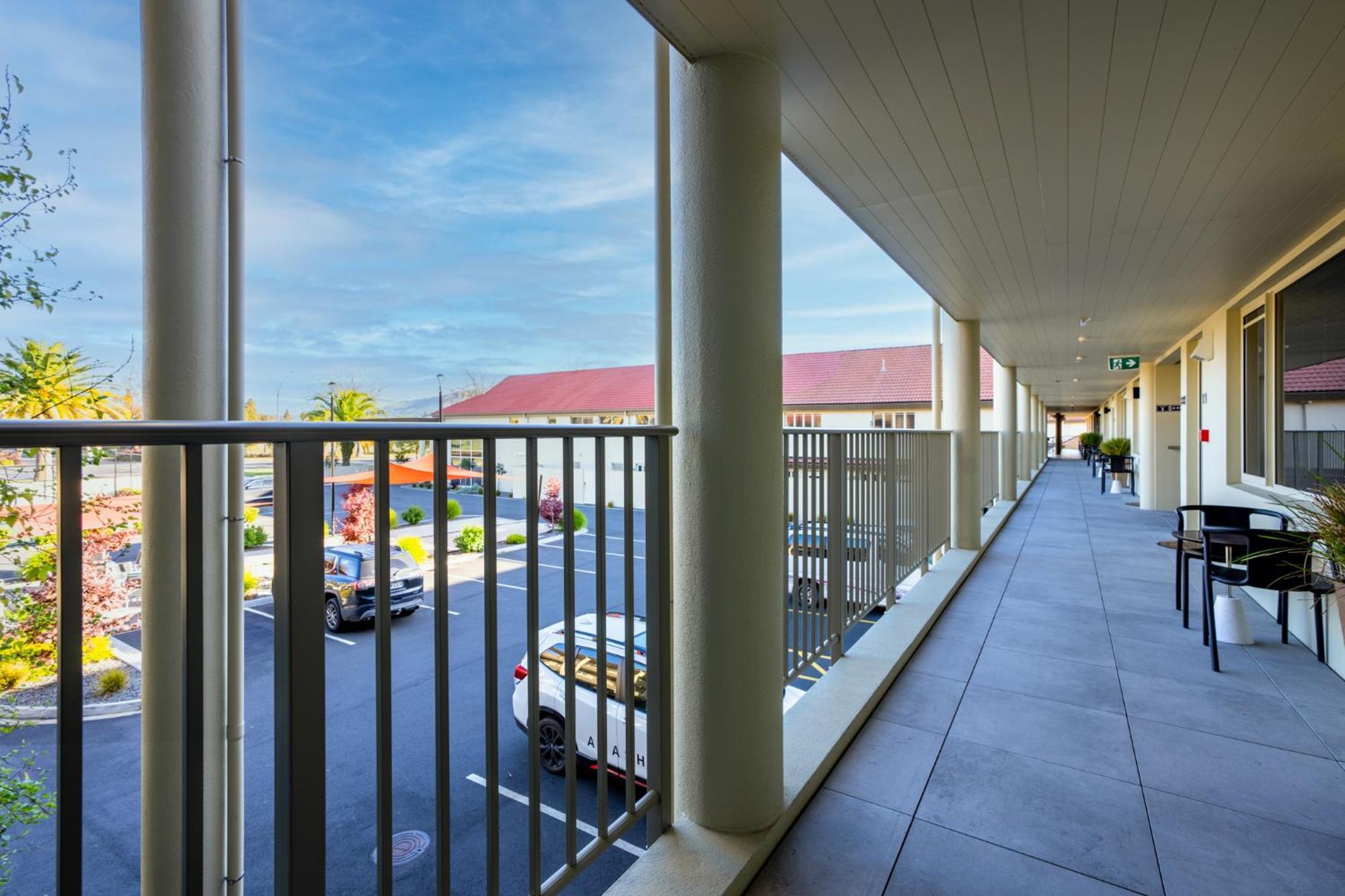 Regal Palms Resort Rotorua Dış mekan fotoğraf A balcony at the hotel