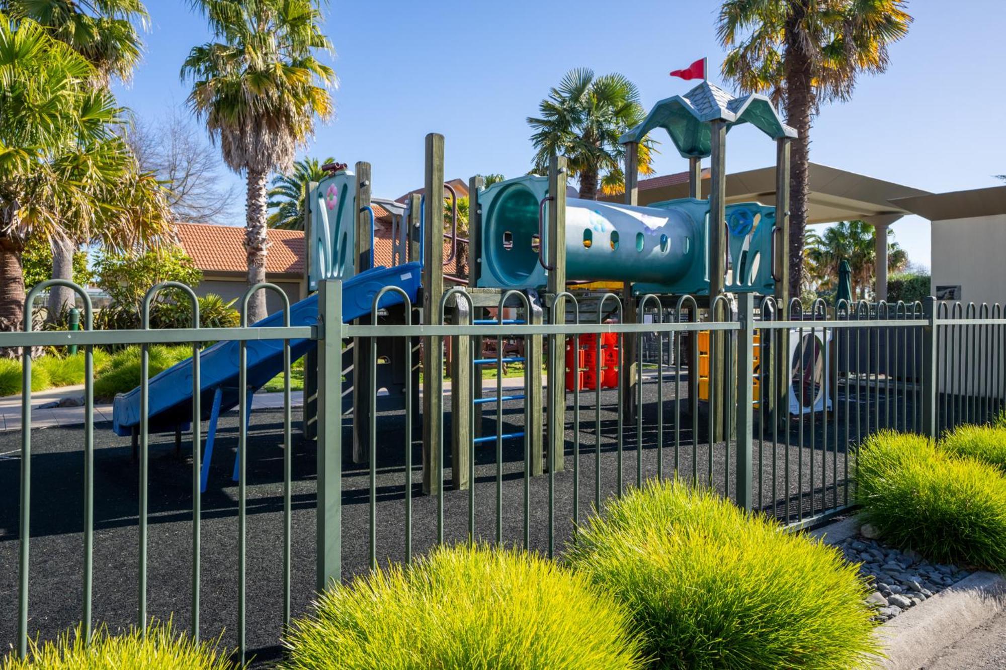 Regal Palms Resort Rotorua Dış mekan fotoğraf Playground at the park