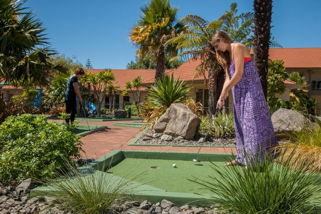 Regal Palms Resort Rotorua Dış mekan fotoğraf A woman playing mini golf